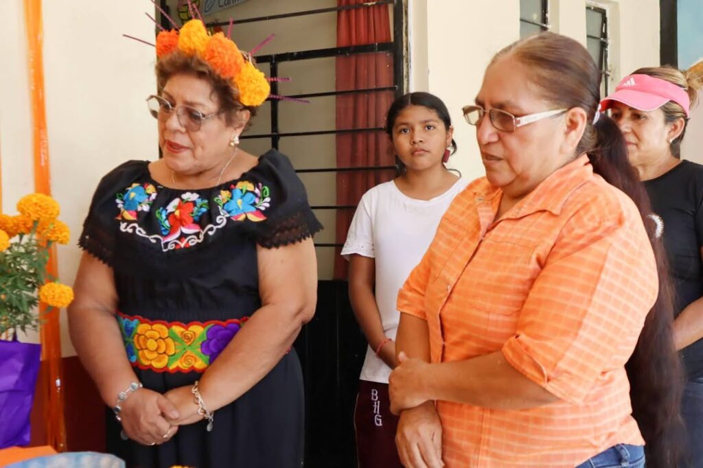 Visita Ruth Rodríguez Ofrenda Tradicional en la Colonia 10 de Abril