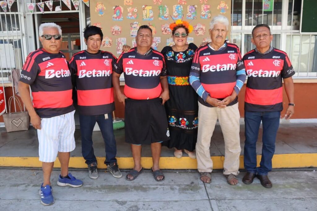 Entrega Ruth Rodríguez Uniformes al Equipo de Fútbol Unión Victoria