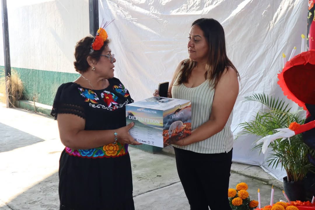 Entrega Ruth Rodríguez Proyector a la Colonia Narciso Mendoza para Fortalecer la Convivencia Comunitaria