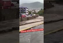 Se Desborda Arroyo por Intensas Lluvias del Huracán Simón en Acapulco, Guerrero